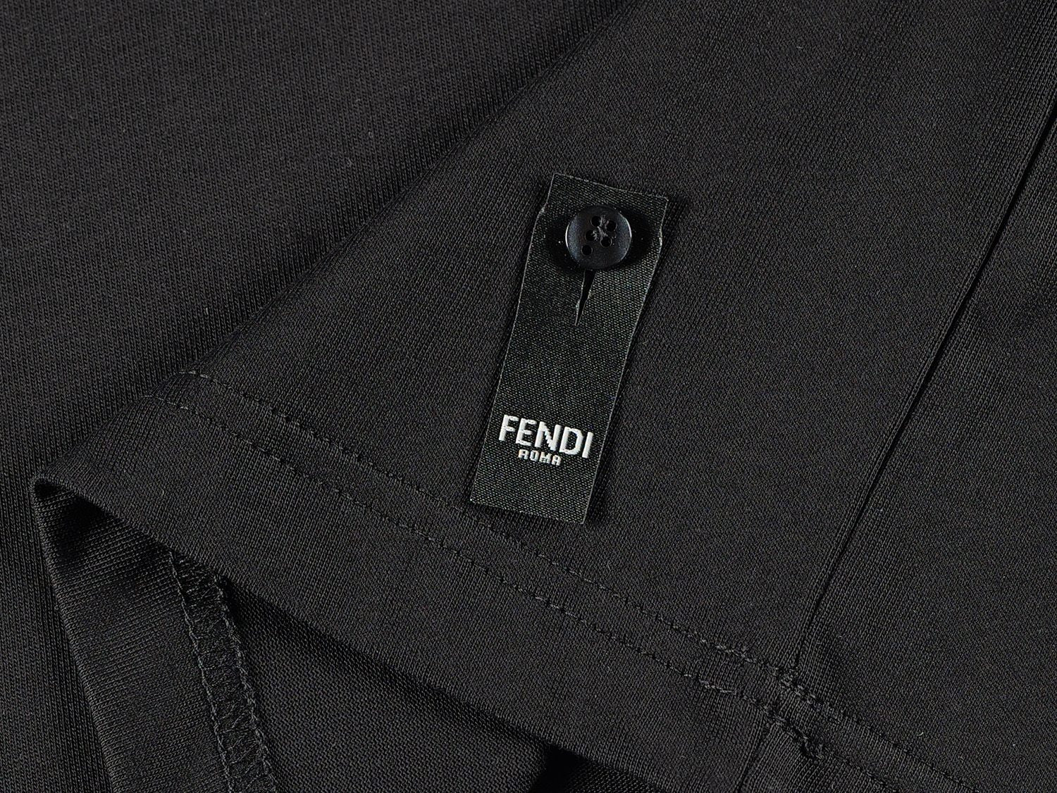 F's T-shirts with pockets on the front