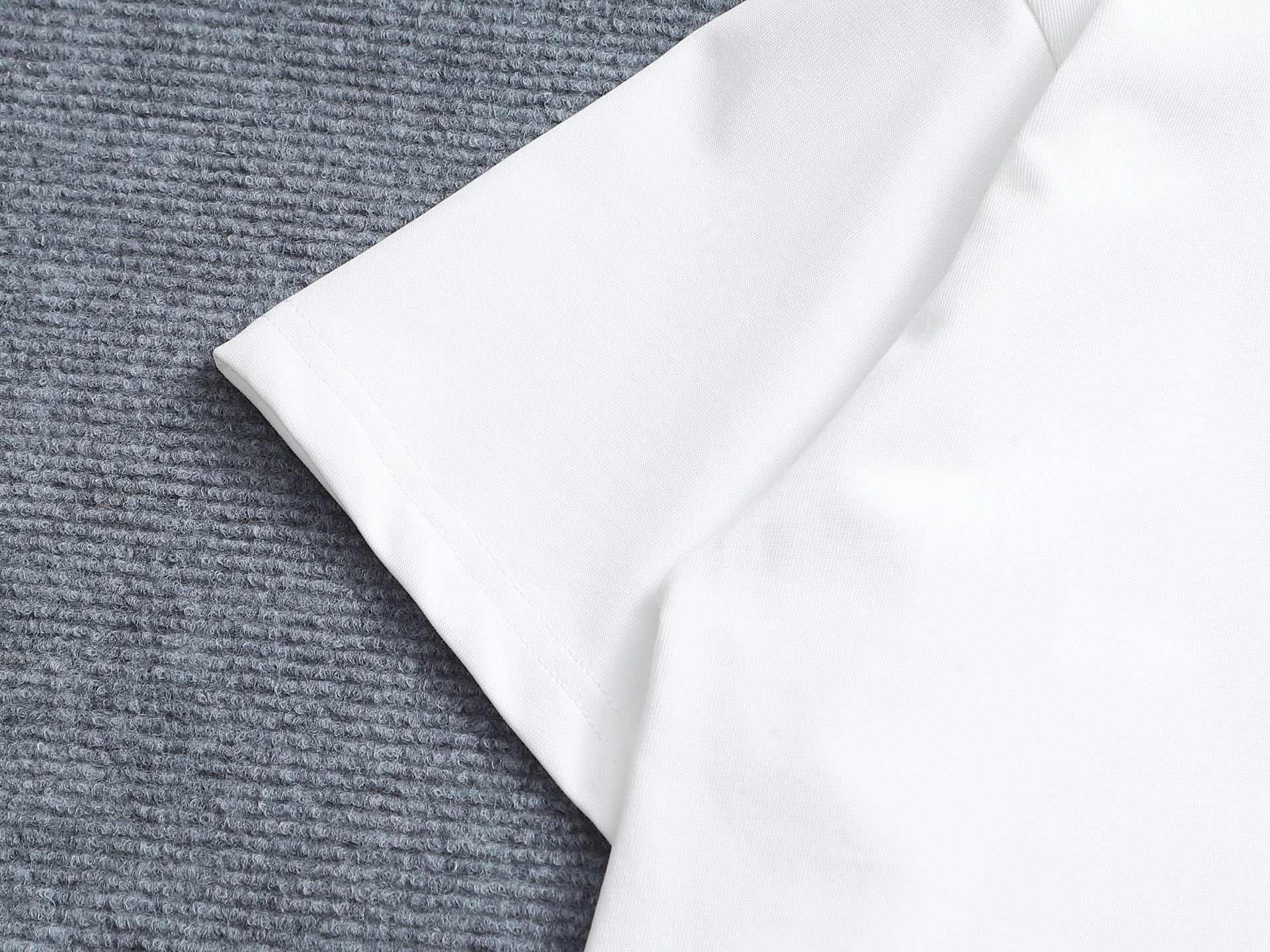 Lo's classic style T-shirt with printed logo pocket