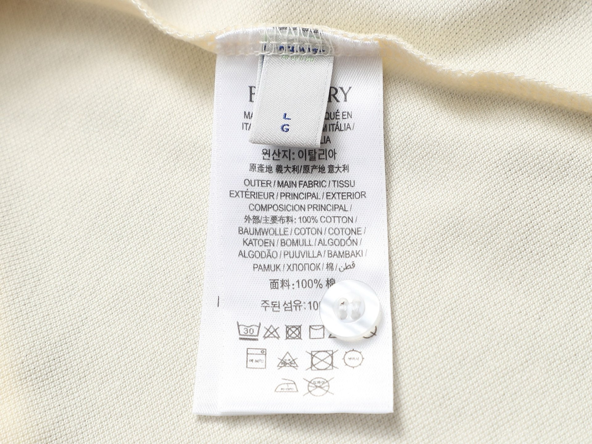 Bu's 2025 features a trendy wide collar and button-down polo shirt